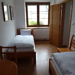 U Janatu S Ubytovanim Cestin