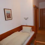 U Janatu S Ubytovanim Cestin