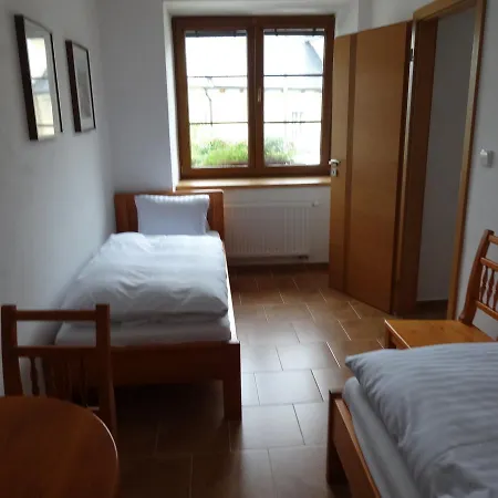 U Janatu S Ubytovanim Cestin