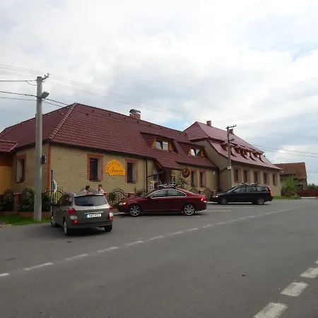 U Janatu S Ubytovanim * Cestin