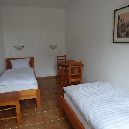 U Janatu S Ubytovanim Cestin