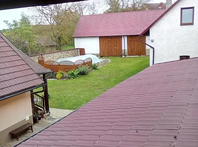 U Janatu S Ubytovanim Cestin