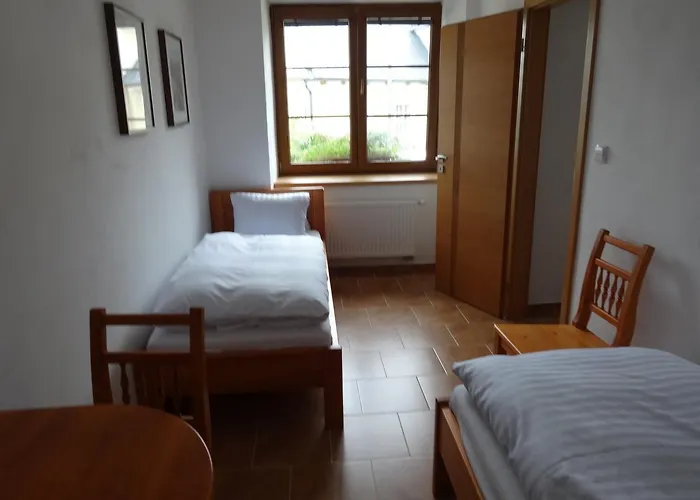 U Janatu S Ubytovanim Cestin