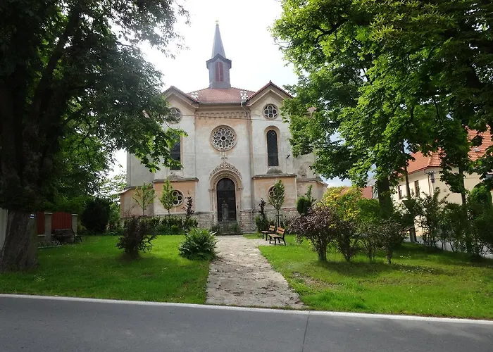 U Janatu S Ubytovanim Cestin